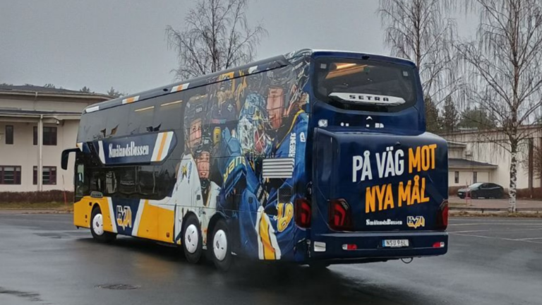 HV71 spelarbuss snett bakifrån