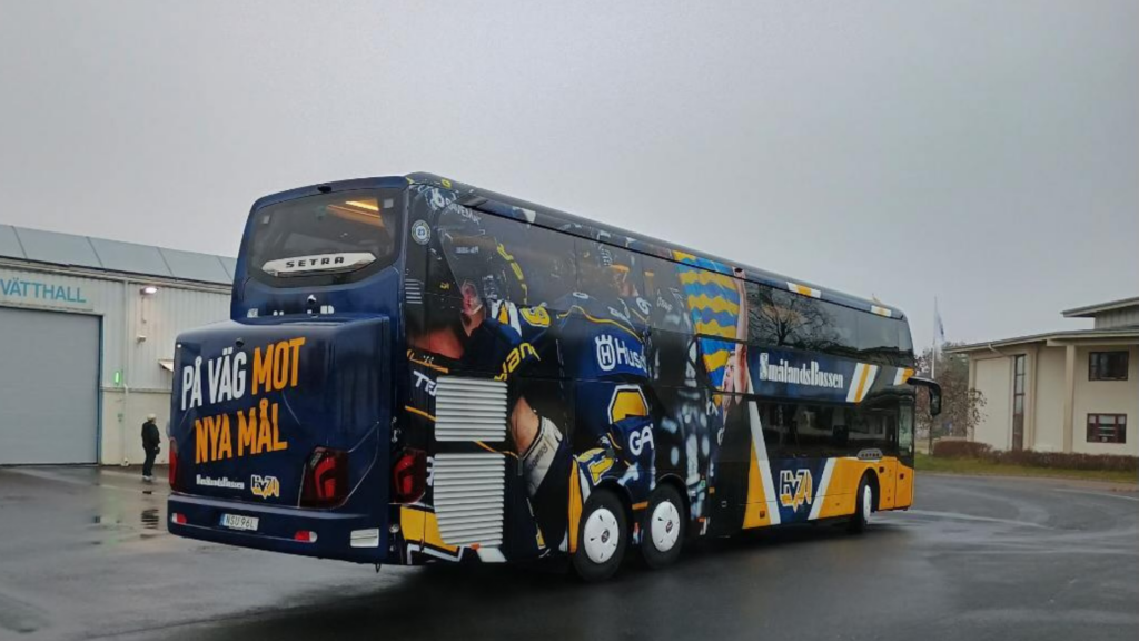 HV71 spelarbuss snett bakifrån